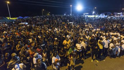 Des milliers de personnes se sont rassemblées en Guyane, le 25 mars 2017 pour un meeting près de Cayenne.&nbsp; (JODY AMIET / AFP)