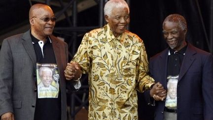 Les présidents sud-africains Jacob Zuma, Nelson Mandela et Thabo Mbeki, à Pretoria, le 2 août 2008 (AFP PHOTO/GIANLUIGI GUERCIA)