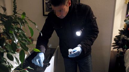 Un officier de la police scientifique intervient sur un cambriolage de particuliers, le 30 d&eacute;cembre 2011 &agrave; Paris. (BISSON / JDD / SIPA)