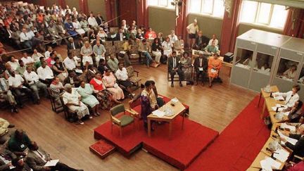 Un témoignage devant la commission Vérité et Réconciliation, chargée de juger les violations des droits de l'Homme commises sous le régime de l'apartheid, le 15 avril 1996 à East London, en Afrique du Sud. (POOL / AFP)