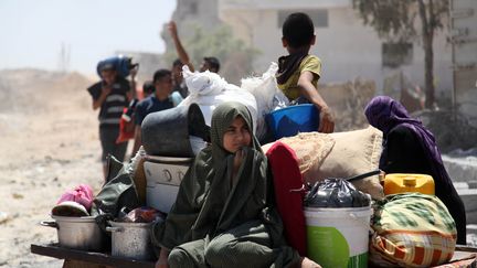 Des Palestiniens retournent dans leurs maisons d&eacute;truites pour r&eacute;cup&eacute;rer quelques biens, vendredi 1er ao&ucirc;t 2014. (MAJDI FATHI / NURPHOTO / AFP)