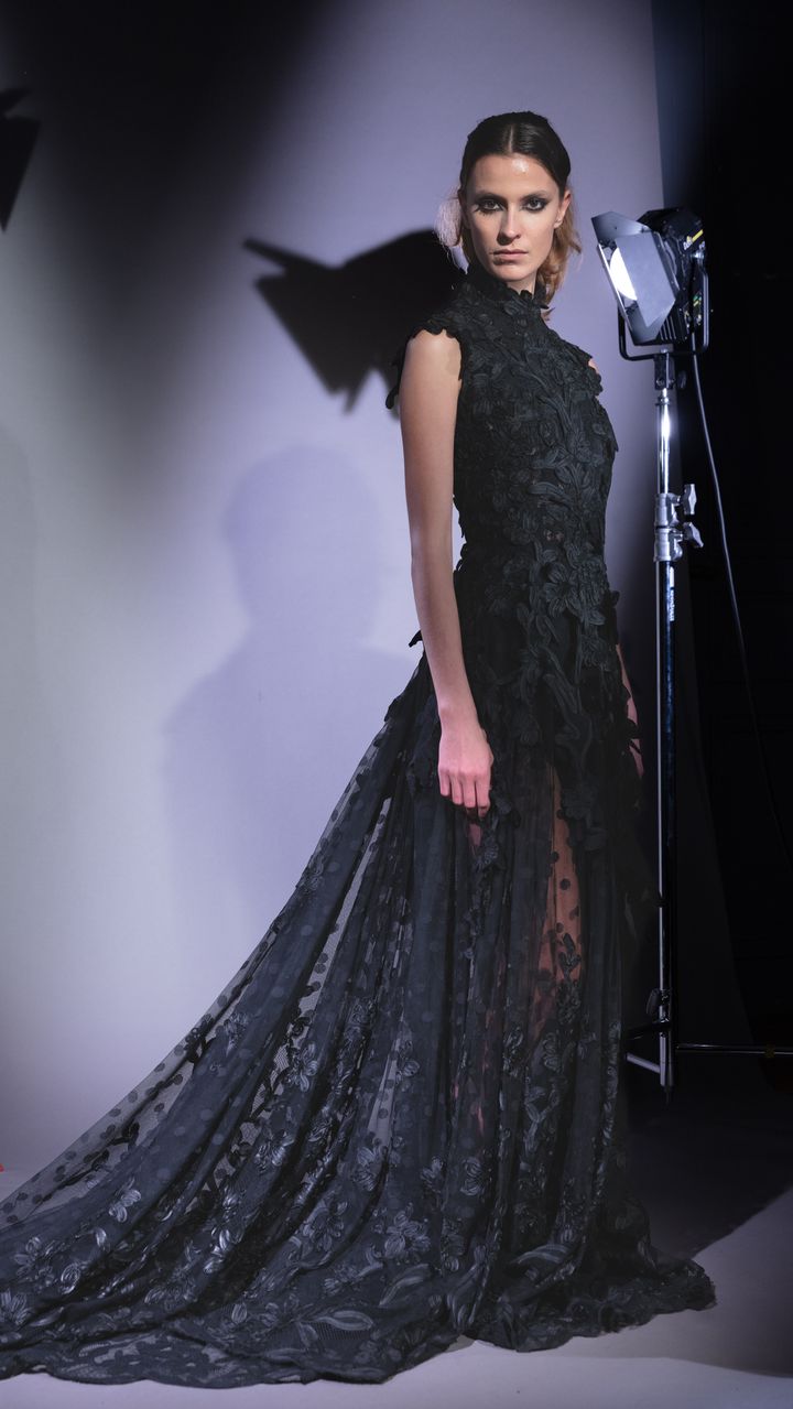 Photo pour le lookbook du défilé haute couture printemps-été 2024 Franck Sorbier présenté au Studio Harcourt à Paris, le 24 janvier 2024. (LAURENT-STEPHANE MONTFORT)