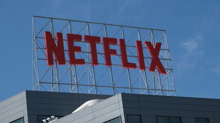 Le logo de Netflix au siège de l'entreprise à Hollywood, le 2 mars 2022. (CHRIS DELMAS / AFP)