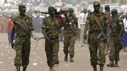 Des soldats centrafricains dans les rues de Bangui, le 1er d&eacute;cembre 2007. (DAVID LEWIS / REUTERS)