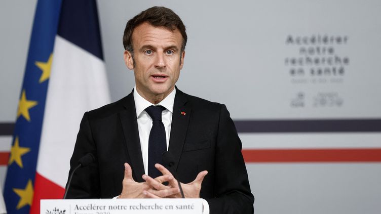 Emmanuel Macron during a visit to the Curie Institute in Saint-Cloud (Hauts-de-Seine), May 16, 2023. (BENOIT TESSIER / REUTERS)