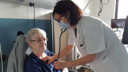 La&nbsp;docteure Saccon examine Madeleine Cape, une patiente de l'hôpital de Valenciennes (Nord). (SOLENNE LE HEN / RADIO FRANCE)