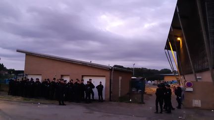 Des CRS et gendarmes mobiles évacuent le gymnase, à Grande-Synthe, le 17 septembre 2019. (MATTHIEU DARRIET / FRANCE-BLEU NORD)