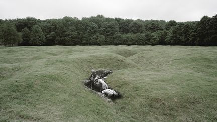 Des poilus creusent une tranch&eacute;e &agrave; Moronvilliers (Marne), 1918.&nbsp;Montage image couleur Arras (Pas-de-Calais), 2013. (GUILLAUME AMAT / SIGNATURES)