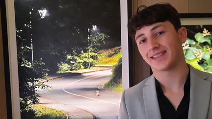 Maxime Colin, devant sa photo exposée au musée d'histoire naturelle de Londres. (RICHARD PLACE / RADIO FRANCE)