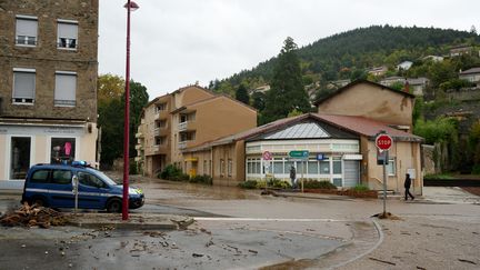 Une rue inondée de Bourg-Argental en Haute-Loire, 17 octobre 2024. (SYLVAIN THIZY / AFP)