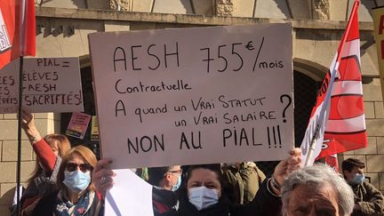 Les AESH avait déjà manifesté en avril 2021 pour une meilleure reconnaissance de leur métier, comme ici à Avignon (Vaucluse). (ISABELLE GAUDIN / FRANCE-BLEU VAUCLUSE)