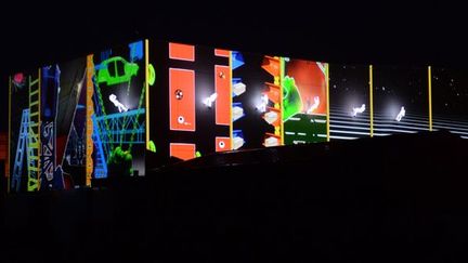 Le show pyrotechnique du groupe F à la FabricA le 5 juillet 2013.
 (Anne-Christine Poujoulat / AFP)