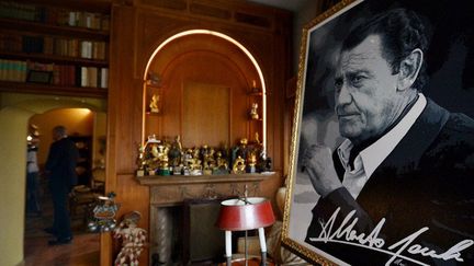 L'intérieur de la villa d'Alberto Sordi, à Rome, avec photo de l'acteur.
 (TIZIANA FABI / AFP)