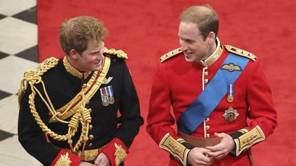 AVRIL 2011 - Autre cadre, autre tenue : il discute ici avec son frère, le prince William, à l’abbaye de Westminster, juste avant que ce dernier se marie avec Kate Middleton. (REUTERS)