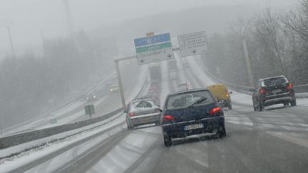 La neige rend la circulation difficile pr&egrave;s d'Arras (Pas-de-Calais), le 11 mars 2013. (MAXPPP)