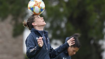 L'internationale Charlotte Bilbault, capitaine de l'OL, à l'entraînement à Perros-Guirec (Côtes d'Armor) avant la Coupe du monde, le 9 mai 2019 (photo d'illustration). (SEBASTIEN SALOM-GOMIS / AFP)