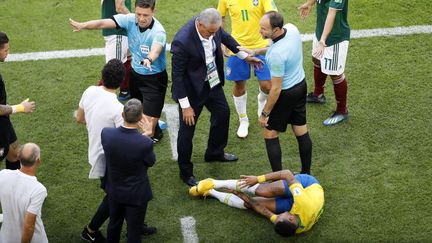 Actors Studios. Comme contre le Mexique (2-0) en huitième de finale le 2 juillet, Neymar a pris la fâcheuse habiture de se rouler en boule dès qu'il est accroché par un adversaire, voire même quand il ne l'est pas...&nbsp; (TARSO SARRAF / FRAMEPHOTO)