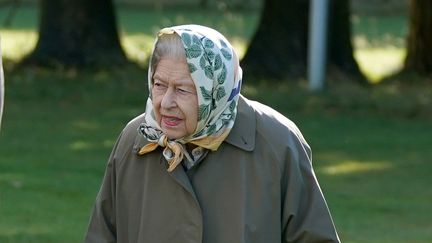 Elizabeth II à Balmoral, le 1er octobre 2021. Lorsqu'elle n'est pas en déplacement et qu'elle prend quelques jours de repos, la reine chosit la simplicité : une parka kaki, des bottes en caoutchout et un foulard noué autour des cheveux. "Cette tenue montre la démarcation que la reine fait entre vie public et vie privée".&nbsp; (WPA POOL / GETTY IMAGES EUROPE)