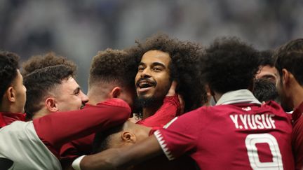 Auteur d'un triplé, Akrim Afif célèbre avec ses coéquipiers l'un de ses buts en finale de la Coupe d'Asie, samedi 10 février. (GIUSEPPE CACACE / AFP)