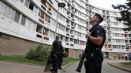 Des policiers dans une cité en banlieue parisienne, le 1 septembre 2011. (Photo d'illustration) (FRANCOIS GUILLOT / AFP)