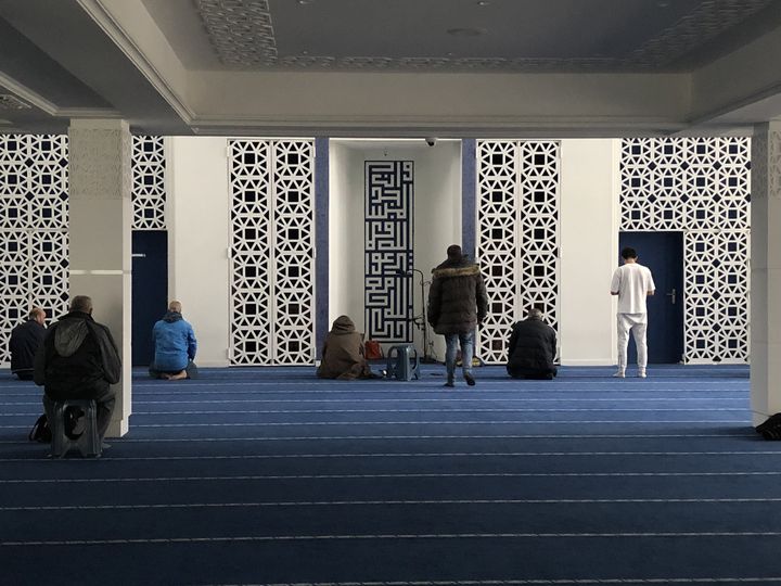 Des fidèles musulmans prient à la mosquée du Kremlin-Bicêtre (Val-de-Marne), le 8 novembre 2023. (RAPHAEL GODET / FRANCEINFO)