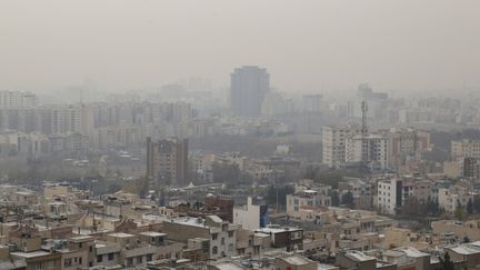 Une vue de la ville de Téhéran (Iran), embrumée par de la pollution de l'air, le 6 décembre 2023. (AFP)