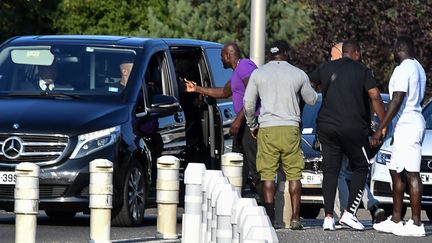 Booba et des amis à la sortie de la prison de Fleury-Mérogis, le 23 août 2018. (GERARD JULIEN / AFP)