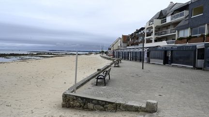 Le littoral de&nbsp;Larmor-Plage (Morbihan) lors du confinement décidé pour lutter contre le Covid-19, le 2 mai 2020. (MAXPPP)