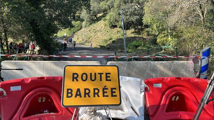 Le pont qui menace de s'effondrer au petit village du Muy, au Var. (ANNE-LYVIA TOLLINCHI / FRANCEINFO / RADIO FRANCE)