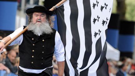 Un homme habill&eacute; en costume traditionnel breton, dans les rues de Lorient (Morbihan), le 4 ao&ucirc;t 2013. (FRED TANNEAU / AFP)