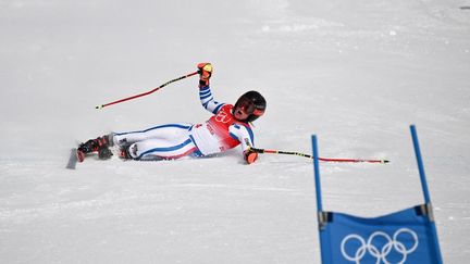 Tessa Worley&nbsp;chute lors de la seconde manche du slalom géant aux Jeux olympiques de Pékin, le 7 février 2022.&nbsp; (JEFF PACHOUD / AFP)