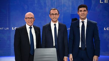 Les trois candidats à la présidence des Républicains, Eric Ciotti, Bruno Retailleau et Aurélien Pradié, posent avant un débat sur LCI, le 21 novembre 2022 à Boulogne-Billancourt (Hauts-de-Seine). (CHRISTOPHE ARCHAMBAULT / AFP)