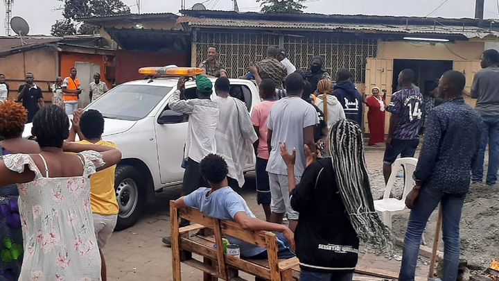 Des habitants applaudissent les militaires ayant pris le pouvoir à Libreville, au Gabon, le 30 août 2023. (AFP)