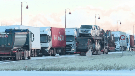 Fait rare, il a abondamment neigé à Bordeaux, en Gironde, mercredi 18 janvier. Mercredi au matin, la Normandie s'est laissée surprendre. Ces chutes de neige ont entraîné de grandes perturbations sur les routes. (FRANCE 2)