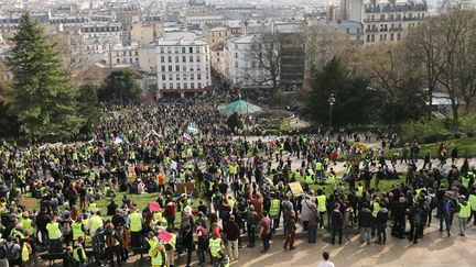 La manifestation des "gilets jaunes" devant la basilique du Sacré Coeur à Paris, le 23 mars 2019.&nbsp; (MICHEL STOUPAK / NURPHOTO / AFP)