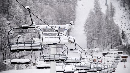 Des télésièges vides à la station de ski Val-d'Isère (Savoie), le 12 décembre 2020.&nbsp; (JEFF PACHOUD / AFP)