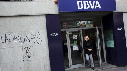 Plusieurs banques espagnoles, dont BBVA, ont vu leur note d&eacute;grad&eacute;e par Standard and Poor's, le 30 avril 2012.&nbsp; (SUSANA VERA / REUTERS)