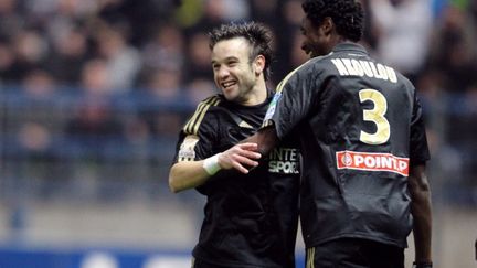 Le milieu de terrain offensif marseillais Mathieu Valbuena (&agrave; g.) saute de joie apr&egrave;s avoir marqu&eacute; un but contre Caen en Coupe de la Ligue, le 10 janvier 2012, &agrave; Caen (Basse-Normandie). (KENZO TRIBOUILLARD / AFP)