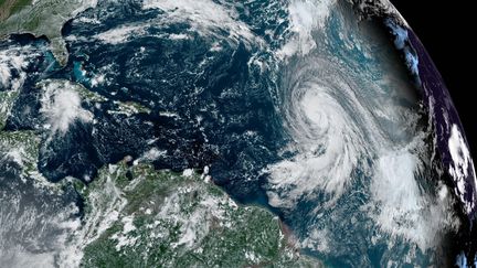 L'ouragan Kirk dans l'océan Atlantique, le 2 octobre 2024, avant sa transformation en tempête et sa transition extratropicale en direction de l'Europe, sur une image de l'Agence américaine d'observation océanique et atmosphérique. (NOAA / MAXPPP)