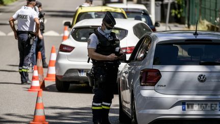 Des policiers effectuent des contrôles routiers, le 20 mai 2020, à Lyon (Rhône). (MAXPPP)