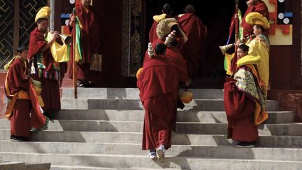 Des moines bouddhistes retournent dans leur monast&egrave;re apr&egrave;s une c&eacute;r&eacute;monie religieuse dans la ville tib&eacute;taine de Jiuzhaigou (Chine), le 7 f&eacute;vrier 2012. (ANDY WONG/AP/SIPA / AP)