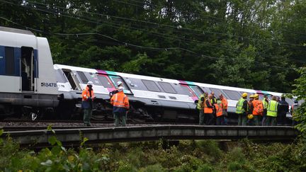 Une rame du RER s'est renversée, le 12 juin 2018,&nbsp; entre&nbsp;Saint-Rémy-les-Chevreuse (Yvelines) et Courcelle-sur-Yvette&nbsp;(Essonne).&nbsp; (ALPHACIT NEWIM / CROWDSPARK / AFP)