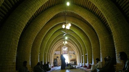 Symbole de l'architecture développée dans cette région, le Mudhif. Il s'agit de la maison commune, entièrement faite de roseaux.  (AFP PHOTO / Ahmad AL- RUBAYE AHMAD AL- RUBAYE / AFP)