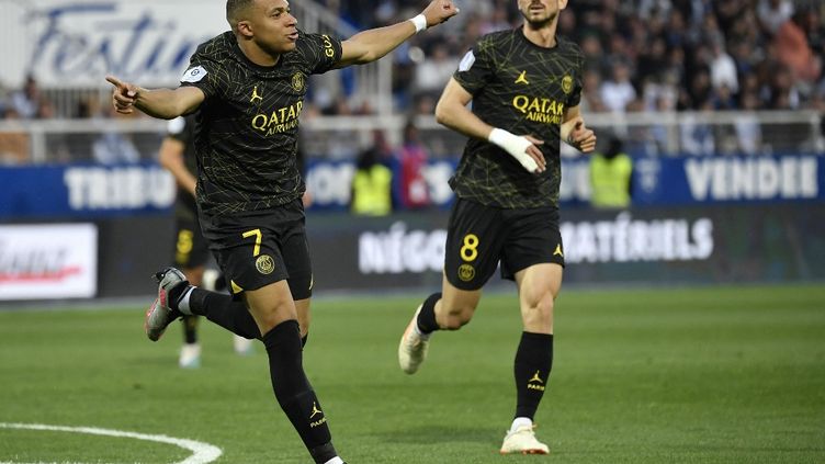 Kylian Mbappé celebrates his double against Auxerre, Sunday May 21.  (JULIAN DE ROSA / AFP)