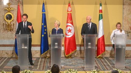 Le Premier ministre néerlandais Mark Rutte (gauche), la présidente de la Commission européenne Ursula von der Leyen, le président de la Tunisie Kais Saied, et la cheffe du gouvernement italien Georgia Meloni, à Tunis (Tunisie), le 16 juillet 2023. (AFP)