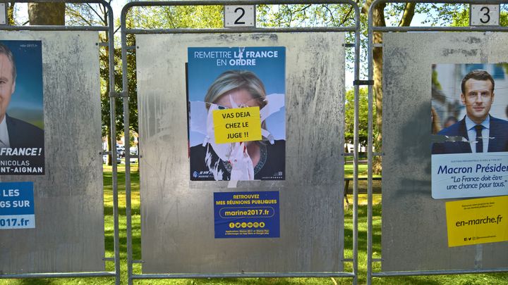 A Limoges, de nombreuses affiches de Marine Le Pen sont recouvertes par une affichette jaune, "Vas déjà chez le juge !!". Le même sort est parfois réservé à celles de François Fillon. (F. MAGNENOU / FRANCEINFO)