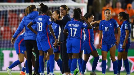 Corinne Diacre et ses joueuses, le 23 juillet 2022, en quarts de finale de l'Euro 2022, à Rotherham. (FRANCK FIFE / AFP)