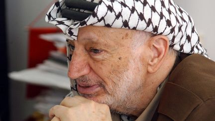 Yasser Arafat, le premier pr&eacute;sident de l'Autorit&eacute; palestinienne, dans son bureau de Ramallah (Cisjordanie), le 21 avril 2004.&nbsp; (HUSSEIN HUSSEIN / PPO / AFP)