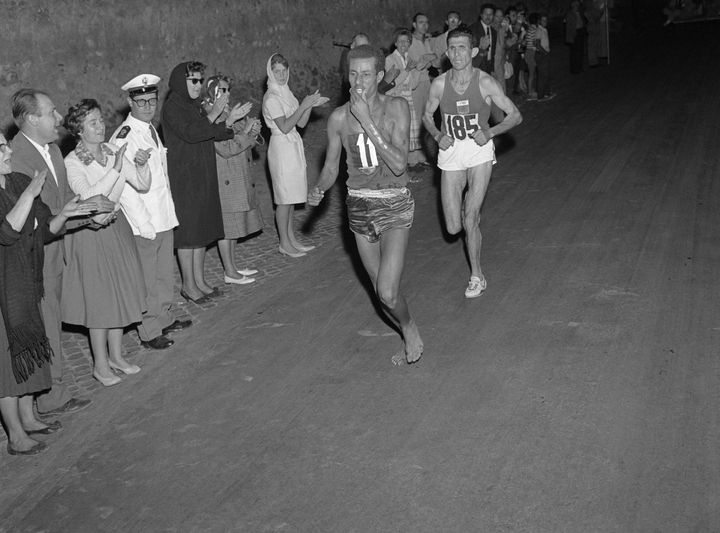 Le marathonien éthiopien Abebe Bikila, lors de sa victoire aux Jeux Olympiques de Rome (Italie), le 10 septembre 1960. (EPU / AFP)