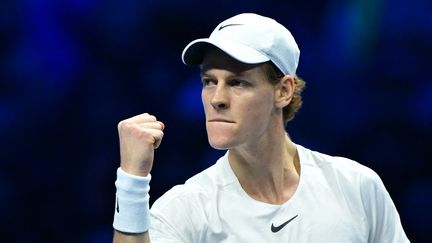 Poing serré, Jannik Sinner lors de la demi-finale du Masters de Turin contre le Russe Daniil Medvedev, le 18 novembre 2023. (TIZIANA FABI / AFP)